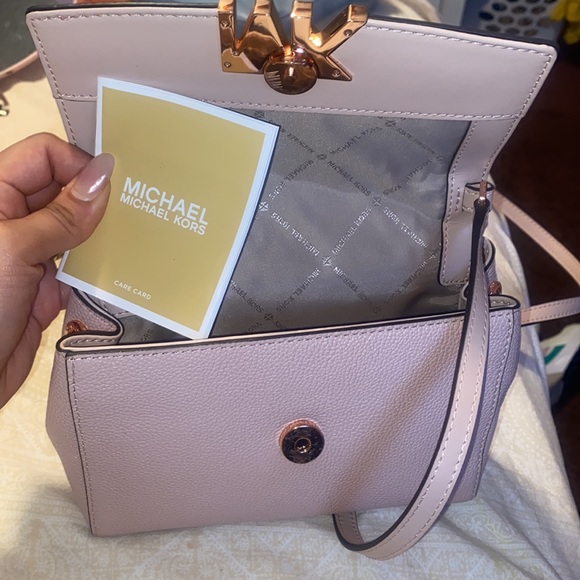 MICHAEL KORS~ CROSSBODY Leather LIGHT PINK with adjustable strap~ - Picture 3 of 5